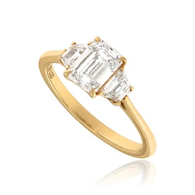 lab grown emerald trapezoid cut diamond trilogy ring yellow gold